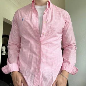 Ralph Lauren skjorta - Säljer en schysst skjorta från Ralph Lauren | Nyskick, använd någon enstaka gång | Storlek Medium | Modellen på bilden är 178cm | Hör av dig vid minsta fundering