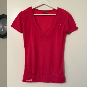 Nike  v-ringad rosa t-shirt, storlek S - •Nike studio t-shirt/topp med v-ringad hals och korta ärmar •Tunn och mjuk bomullskvalitet, perfekt för dig som gillar sportig och enkel stil. •Använd max. 3 gånger, mycket bra skick. Ingenting att anmärka på. Tvättad.  Djur och rökfritt hem