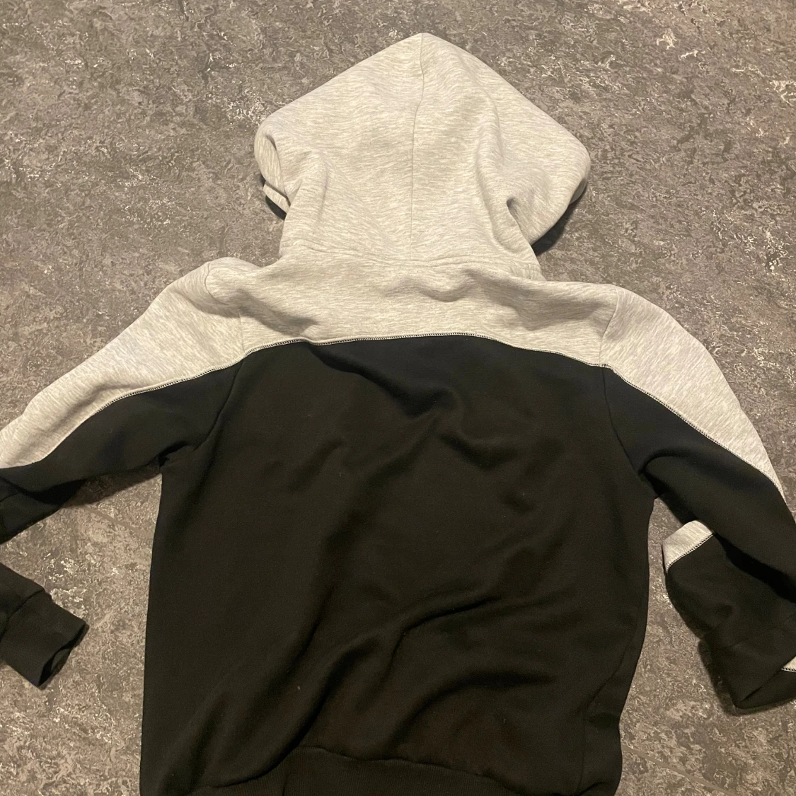 Trapstar hoodie i svart och grå - 1