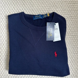 Ralph Lauren tröja (Oanvänd) - Säljer en schysst tröja från Ralph Lauren | Aldrig använd, lapparna sitter kvar | Storlek Small | Modellen på bilden är 178cm | Hör av dig vid minsta fundering
