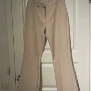 Beiga bootcut kostymbyxor Design by Si - Beiga kostymbyxor från design by si svin snygga men tyvärr försmåa för mig så endast testade, köptes för 450 har jag för mig säljer för 350 då jag vill bli av med dem.  Pris kan diskuteras hör gärna av er vid frågor elr funderingar 💕