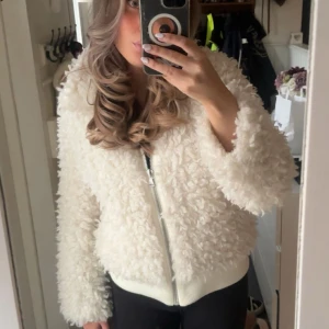 Vit fluffig jacka - Supersnygg jacka från H&M, säljer då det inte är min stil, jättefint skick! 