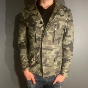 Camouflage parkajacka från Replay - Snygg parkajacka från Replay i klassiskt camouflage-mönster. Perfekt nu i höst riktigt fet jacka kan gå ner i pris snabb affär annars tar jag också byten  ✨