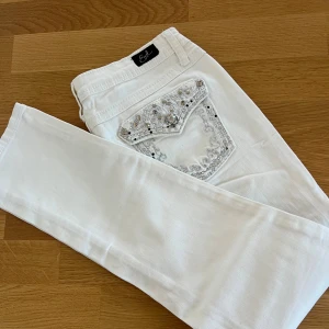 Earl Jean - Snygga heans med pärlor🦢xs/s fattas nån pärla