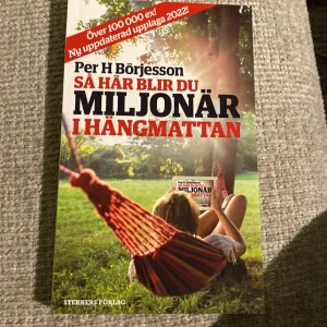 Så här blir du miljonär i hängmattan - Vill du lära dig smarta tips om ekonomi och investeringar på ett enkelt och avslappnat sätt? Den här boken är perfekt för dig som vill få koll på pengar och framtid, utan att det blir krångligt. Uppdaterad upplaga 2022!