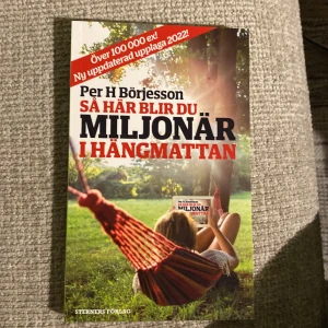 Så här blir du miljonär i hängmattan - Upptäck hur du kan bli miljonär på ett avslappnat sätt! Den här boken är perfekt för unga vuxna som vill lära sig smarta ekonomiska tips och få inspiration till ett rikare liv, utan stress. Uppdaterad upplaga 2022.