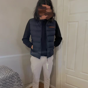 Mörkblå Prada väst - Ny oanvänd väst från Prada med lappen kvar och med diskret logga på bröstet och dragkedjor på fickorna.