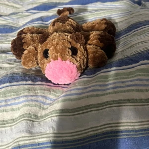 Brun kossa  - Efter flera önskemål om kossor så har jag nu gjort dessa sötnosar. Denna kossan har rosa nos med ljusbrun kropp och bruna fläckar. Hoppas ni uppskattar dem lika mycket som jag gör🙏🩷  OBS:  !Dessa innehåller säkerhetsögon som inte rekommenderas för barn under 3 år!