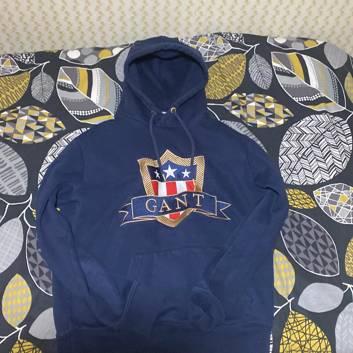 Marinblå hoodie från GANT med emblem