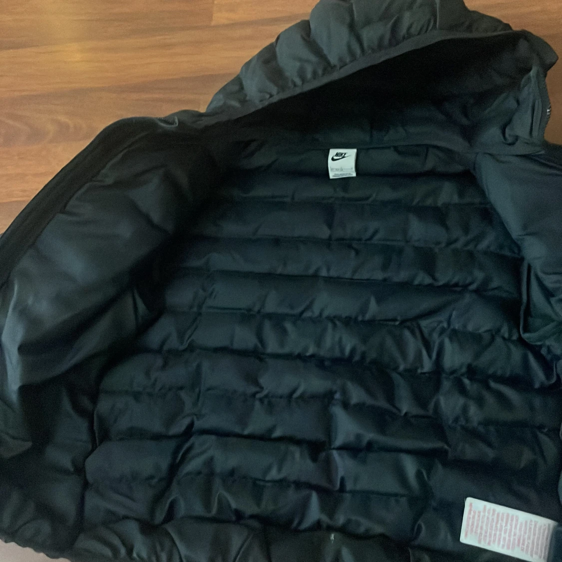 Svart pufferjacka från Nike med huva - 3