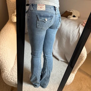 Low waist jeans  - Low rise flare jeans från True Religion🫶🏽 Helt oanvända! Storlek 25. Jag är 1.68cm lång❣️