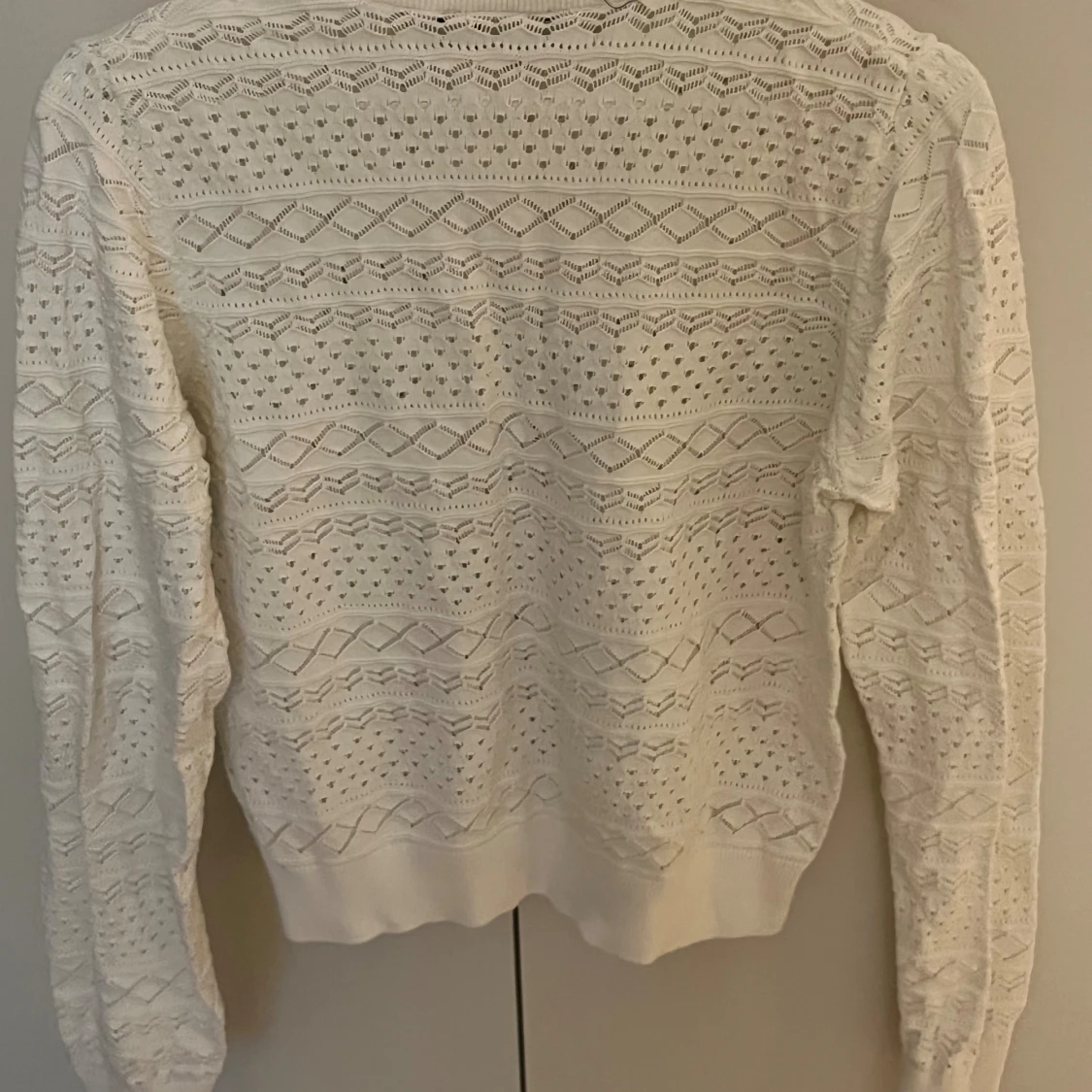 Vit stickad kofta med knappar - 1