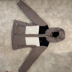 Vinterjacka - Five Seasons - | Beige Vinterjacka Five Seasons DEFEKT | Strl: 36 | Ord. pris: 2500kr | Pris kan diskuteras | Skick: okej - kolla sista bilden för defekt arm | Köparen står för frakten | Kolla gärna igenom mina andra annonser också 🥰