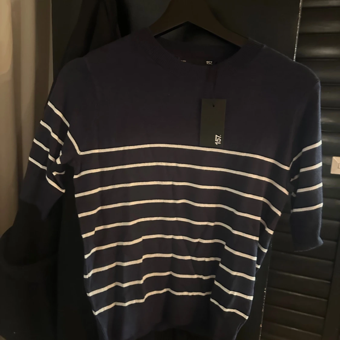 Stickad randig blå tröja