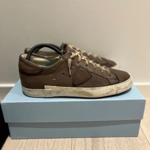 Philippe Model Paris PRSX LOW  - Snygga bruna sneakers från Philippe Model i skinn.