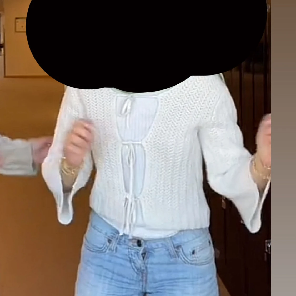 Vit stickad kofta med knytband - 1