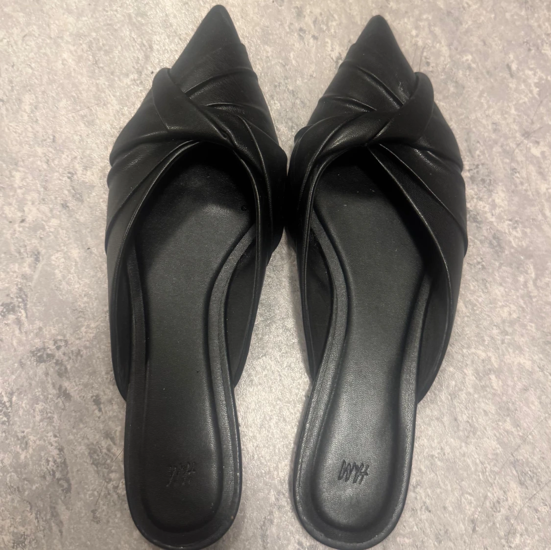 Svarta spetsiga slip-in skor H&M