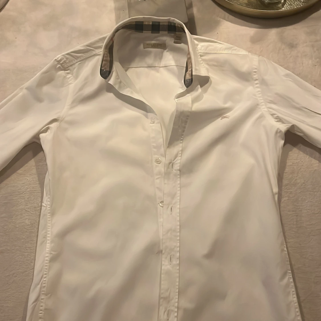 Vit Burberry skjorta med rutig krage