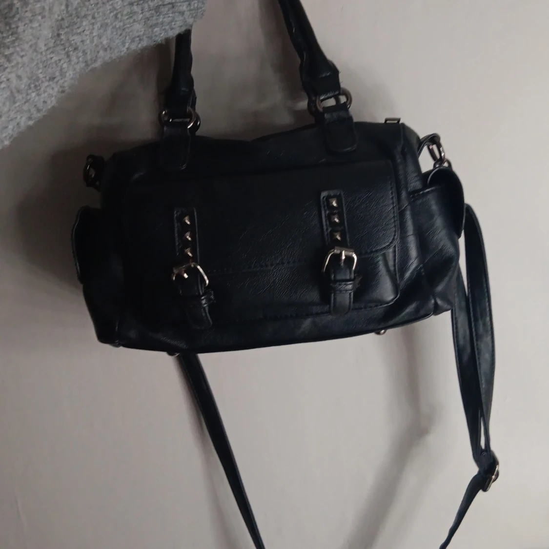 Svart axelväska med spännen