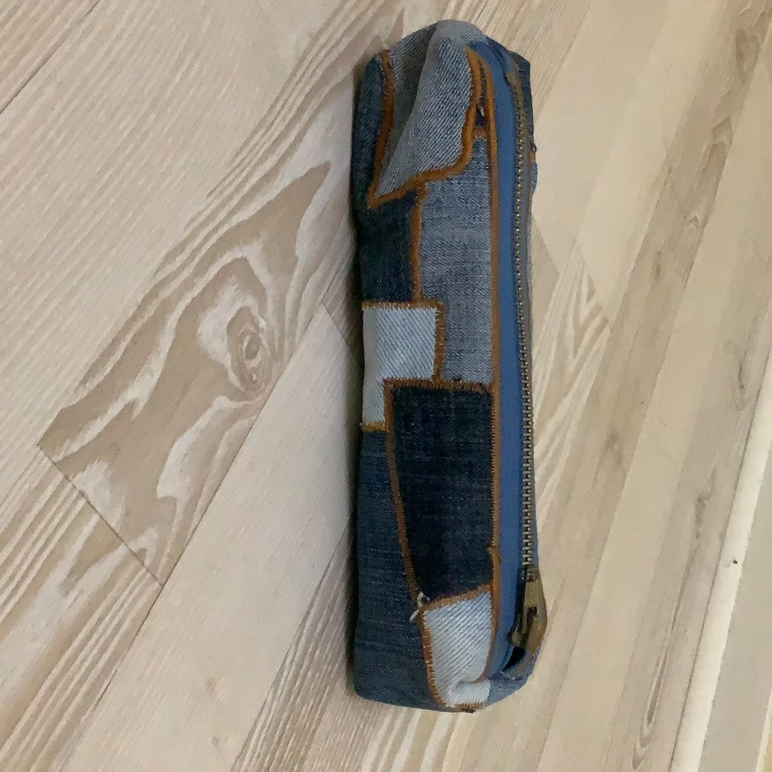 Patchwork denim pennskrin med dragkedja