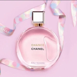 Chanel Chance Eau Tendre parfym - Chanel Chance Eau Tendre är en ikonisk parfym med modern känsla. Snygg rosa flaska och stilren design. Perfekt för dig som vill ha något klassiskt men ändå trendigt. Dela med mig för er som vill prova doften 10ml