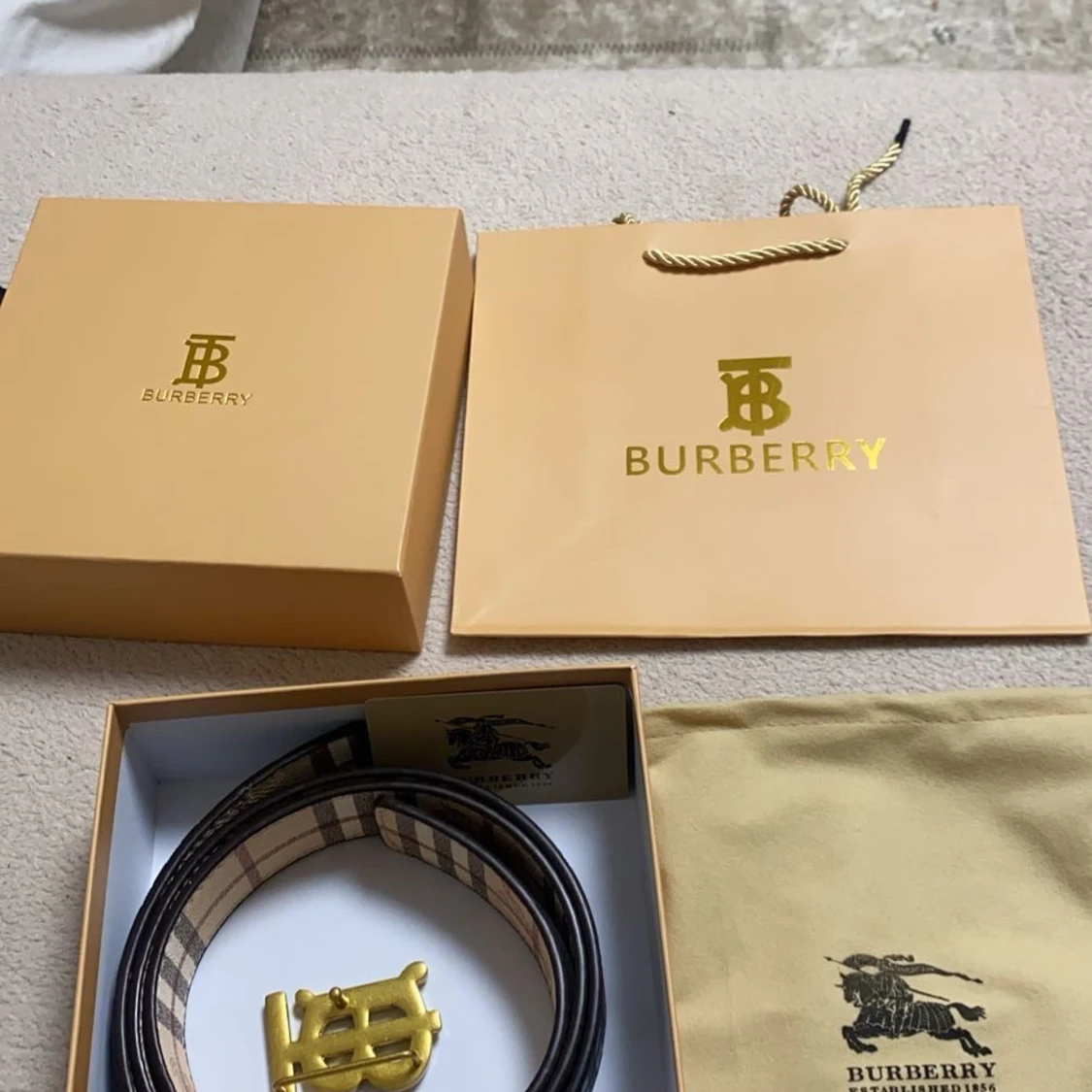 Burberry rutigt skärp med guldspänne