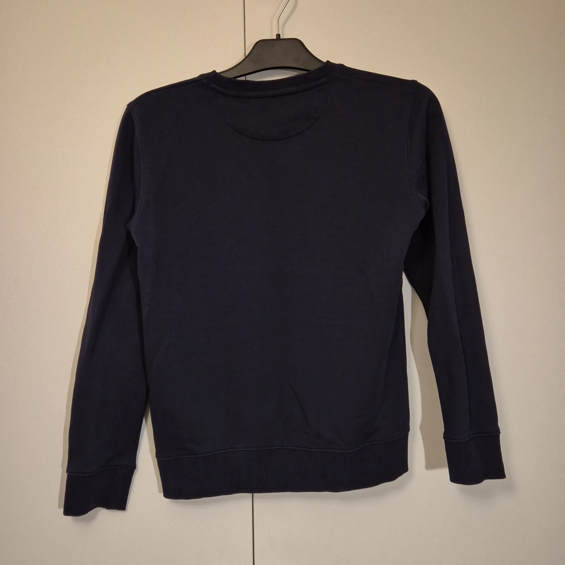 Mörkblå GANT tröja med emblem - 1