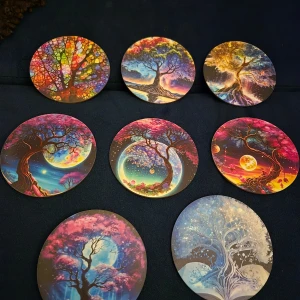Mystical Trees bords underlägg. - Bords underlägg med mystika träd motiv, passar utmärkt där hemma, dom är gjorda I trä.