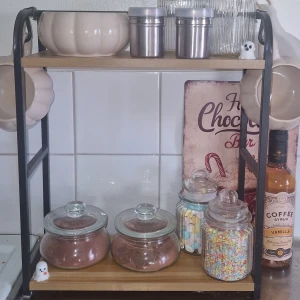 Kökshylla / Chocolate Bar / Cofee Bar / Kryddhylla - Helt ny kökshylla med 2st krokar att hänga något på, perfekt för chocolate bar/coffee bar eller kanske kryddhylla. Helt ny i original förpackning-endast försökt ta bort min adress på förpackningen. Säljes då jag råkade få hem 2st. Första bilden är på min egna, säljer då alltså en helt ny som aldrig packats upp. 