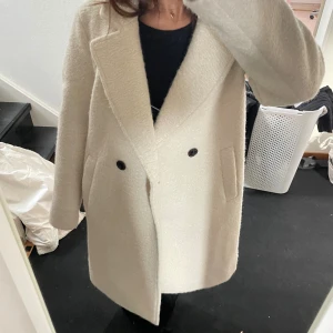 Knälång vit kapp  - Superfin knälång vit kappa från vero Moda i storlek S, knappt använd och i jättebra skick! Köpt för 599kr