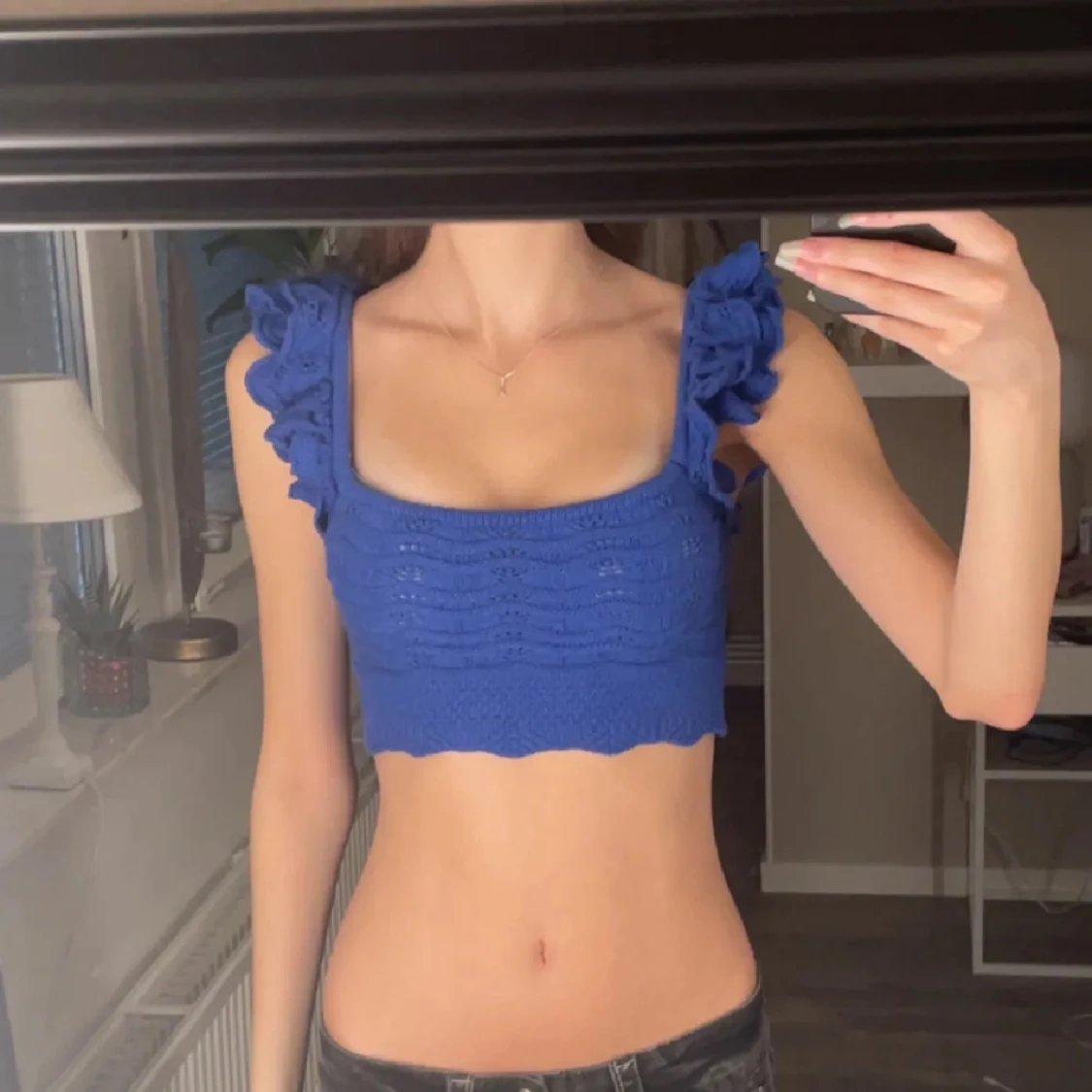 Blå croppad stickad topp med volang