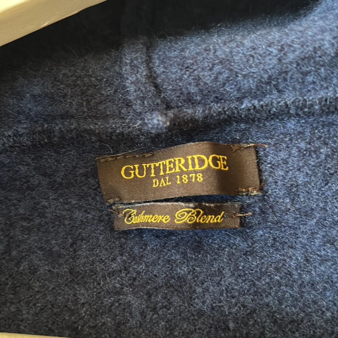 Mörkblå stickad hoodie - 3