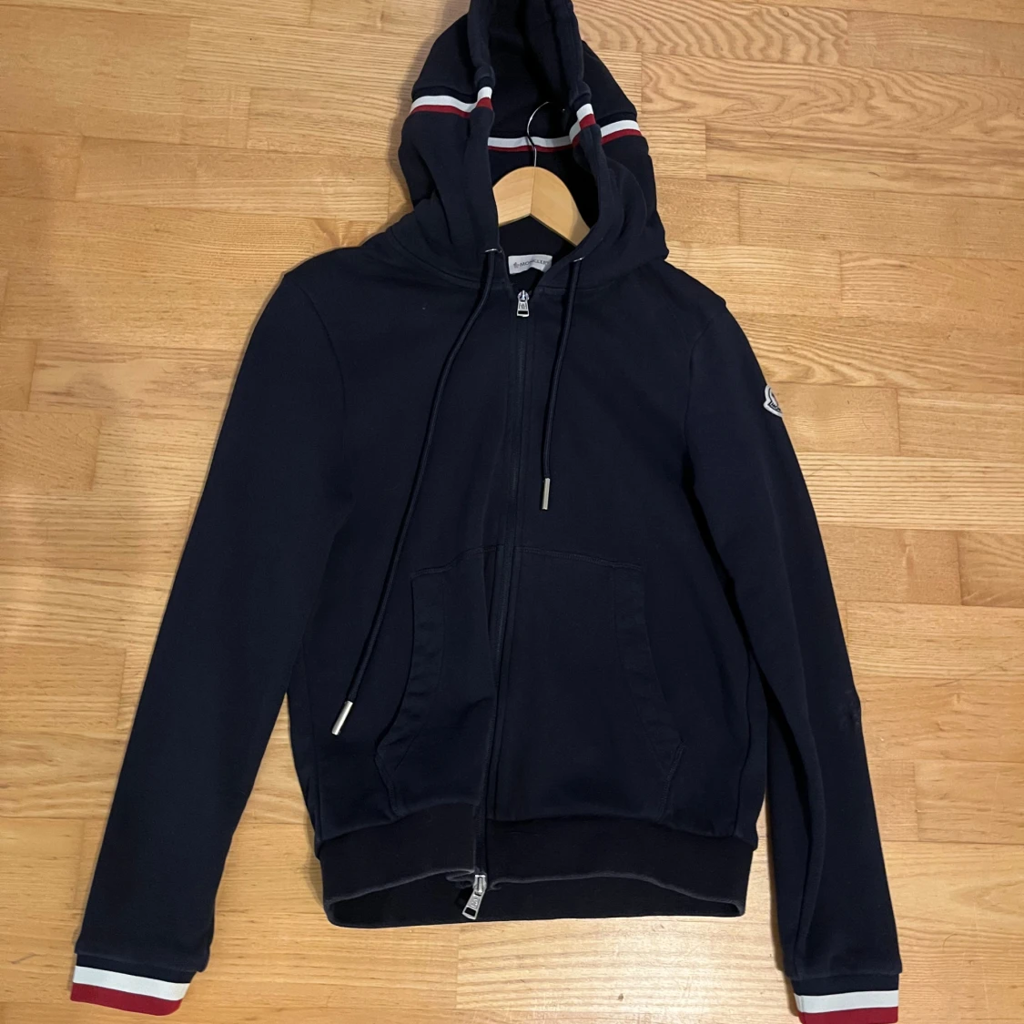 Mörkblå Moncler hoodie med dragkedja