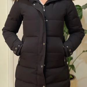 Vinter jacka - Hollies vinter jacka jätte fint skick storlek 36 är den men en 38 också kan ha den 