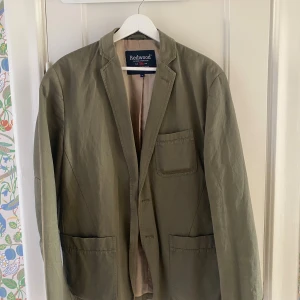 Redwood kavaj - Snygg olivgrön kavaj i mer avslappnad stil. Storlek 50, sitter bra på mig som oftast har storlek M-L.