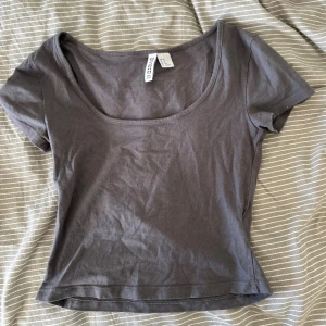 Grå croppad topp från H&M  - Använd fåtal gånger 💗