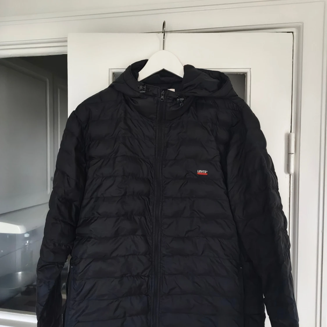 Svart pufferjacka från Levi's med huva