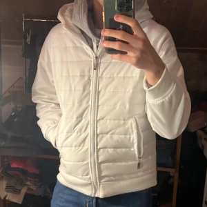 Vit cardigan - Säljer denna riktigt snygga cardiganen. Den är i bra skick utan defekter och passar storlek S/M. Bara att skriva över frågor och funderingar.