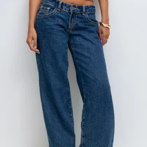 Blåa wide jeans med kontrastsömmar - Snygga blåa jeans med bred passform och tydliga kontrastsömmar. Baggy jeans med låg midja, sitter sjukt snyggt på och är långa i benen. Från Gina, endast använda en gång! Köpa för 399