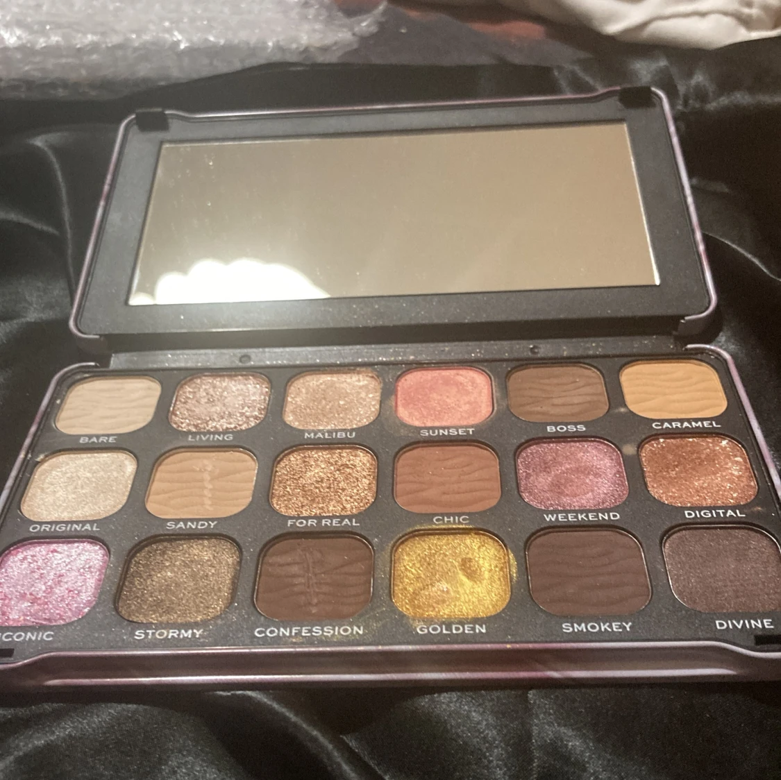 Revolution ögonskuggspalett med spegel - 1