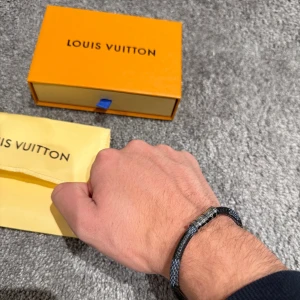 Lv armband - Säljer dessa riktigt snygga armband. Inga defekter. Box och dustbag ingår vid köp. Perfekt accessoarer!