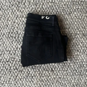 Dondup George Jeans - Ett par snygga svarta dondup George jeans i storlek 34, grymt skick, skriv vid fler frågor eller funderingar!