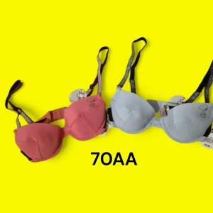 Snoopy rosa och ljusblå bh 70AA - Två söta behåar med Snoopy-tryck, en i ljusblå och en i rosa. Båda har glittriga axelband och är tillverkade i mjuk bomull (95%) och elastan (5%). Kuporna är formade och har en enkel, stilren design med kontrastfärgade detaljer på banden och Snobben-tryck på ena kupan. Axelbanden är avtagbara. Urtagbara inlägg i kuporna. Perfekt för dig som gillar gulliga och bekväma toppar! Är nya med orginallapparna på. Kommer från konkurslager. Rabatt vid köp av flera. Finns fler storlekar, bara fråga.