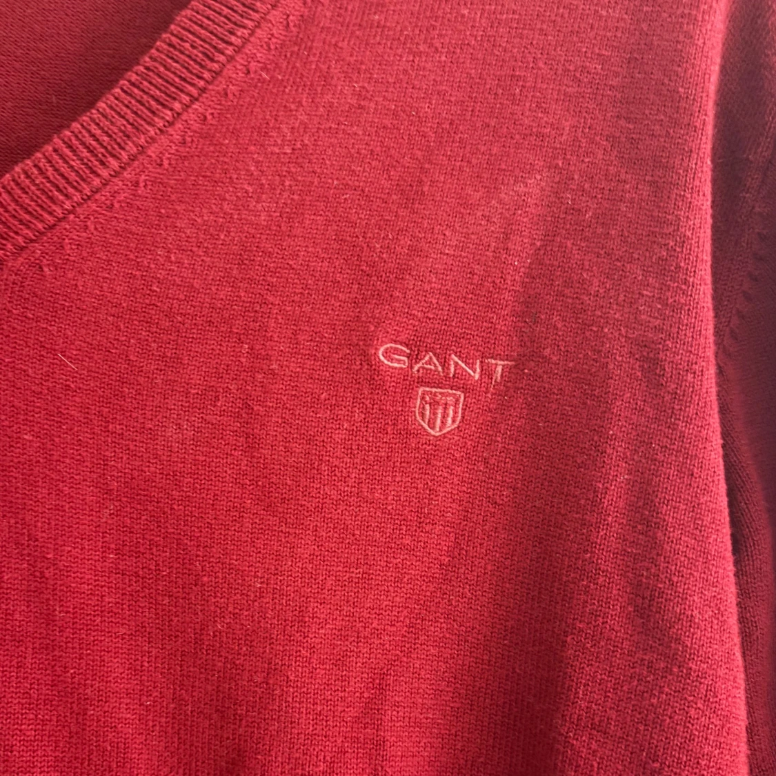 Röd v-ringad tröja från GANT - 3