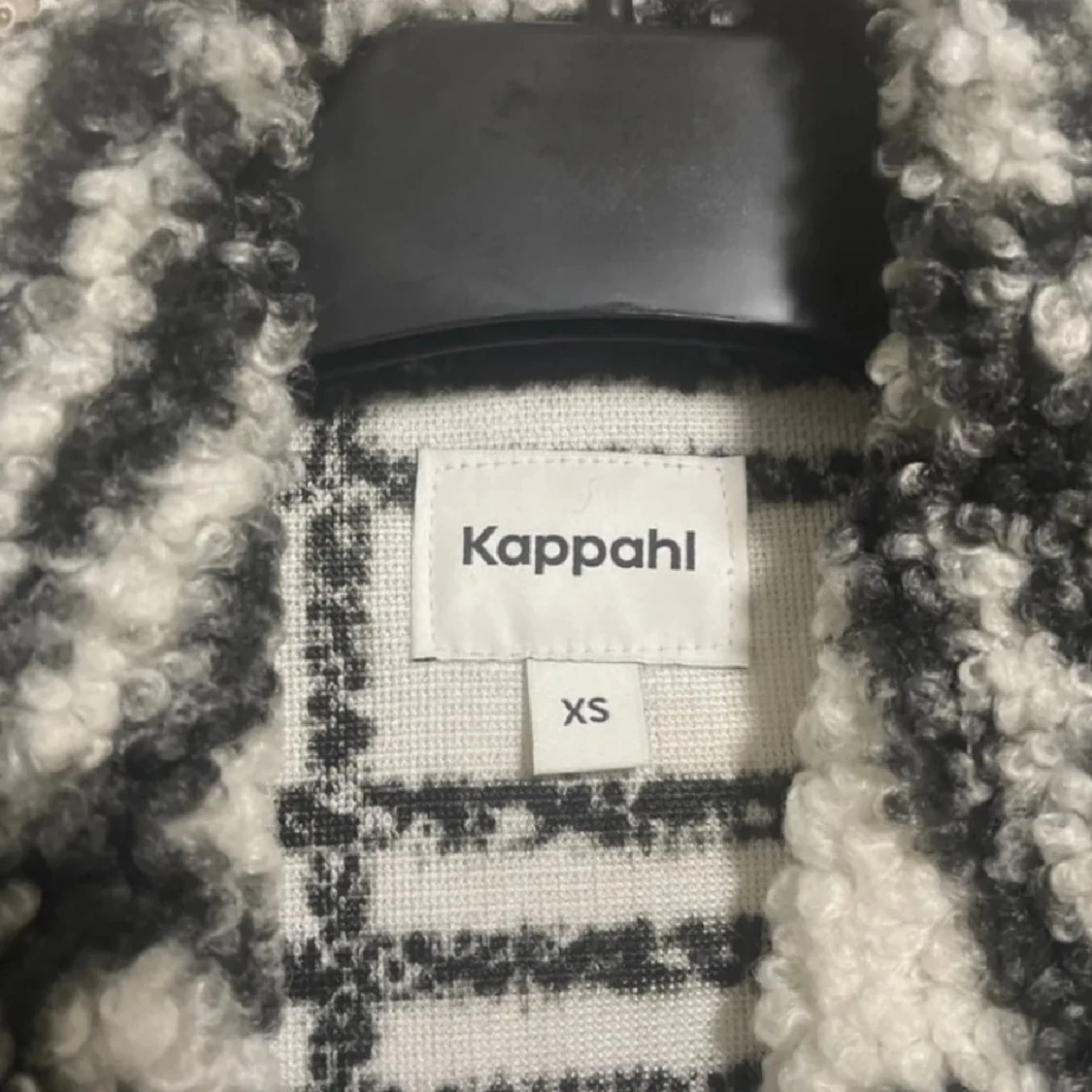 Rutig teddyjacka från Kappahl - 4