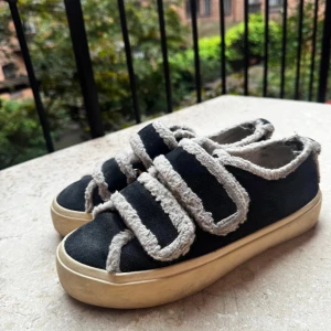 Svarta vinter skor inuikii sneakers fluff - Nypris 2300kr💕perfekta skor för vintern. Hör av er om ni vill ha äkthetsbevis eller fler bilder. 💞storlek 38. Lite trasiga i hälen men inget som påverkar 