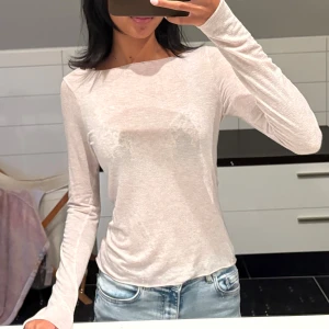 Boat Neck Modal Cashmere Ultralight Jumper - Säljer min tröja från Intimissimi (Boat Neck Modal Cashmere Ultralight Jumper) i färgen Shell Beige Mélange. Lite nopprig och jag har även klippt av så den är kortare, därav priset. 