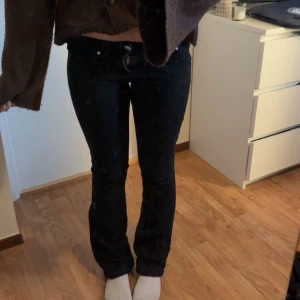 Svarta bootcut jeans - Svarta lågmidjade jeans från Gina tricot med knappar baktill. Jag är 160cm💘