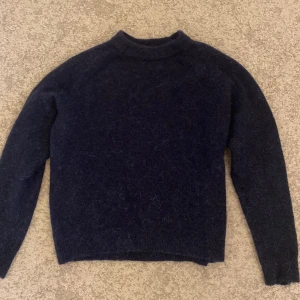 Mörkblå stickad tröja - Mörkblå stickad tröja från ZARA! Använd ett fåtal gånger och i fint skick! Skriv om du har några frågor🩵