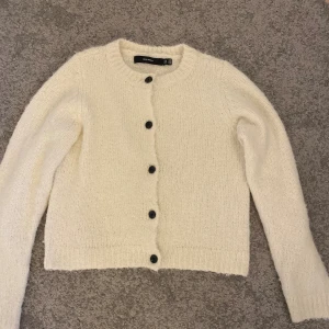 Stickad kofta - Fin stickad tröja i cremefärg. Köpt på Vero Moda förra julen och endast använd ett fåtal gånger! I fint skick! Skriv om du har några frågor🩷